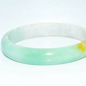 197.36CT NATURAL GREEN/CREAM/YELLOW JADE BANGLE